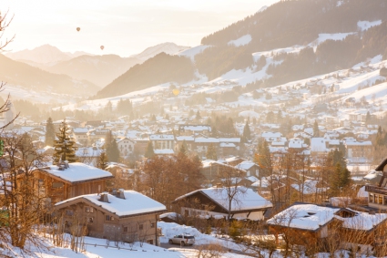 View over Megeve in low light - Snow-wise - Our complete guide to Megève, France - Megève, the resort