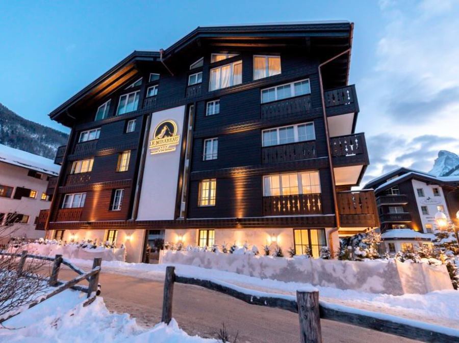 Exterior of 4-star superior luxury hotel Le Mirabeau Resort & Spa in Zermatt, Switzerland