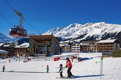 Exterior of the luxury 4-star Hotel Sunstar, nursery slopes and cable-car in Wengen, Switzerland - Snow-wise - Best ski hotels for families