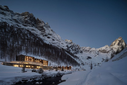 Exterior of the luxury 5-star VRetreats Cervino in Cervinia, Italy, with its panoramic Matterhorn views, gourmet dining, fabulous spa and private shuttle to the slopes.