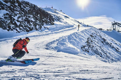 Skier on the 7km Aiguille Rouge descent in Les Arcs - to which access will be improved with the brand new gondola from Villaroger to Plan des Violettes in Arc 2000 opening in Winter 2025-26