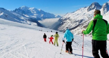 Family skiing on the slopes above the Chamonix valley - Snow-wise - Easter ski holidays in the Alps